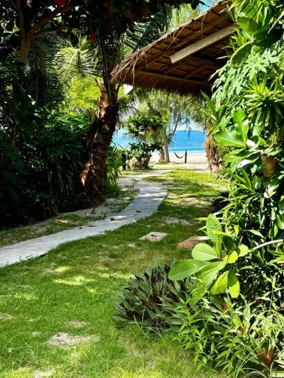 花园景豪华平房 — On the Beach Bungalows